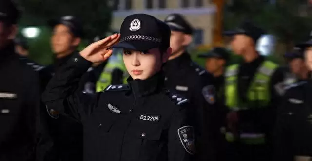田曦薇《低智商犯罪》持枪出镜引爆热议：警校训练成角色真实感核心支撑：现场图