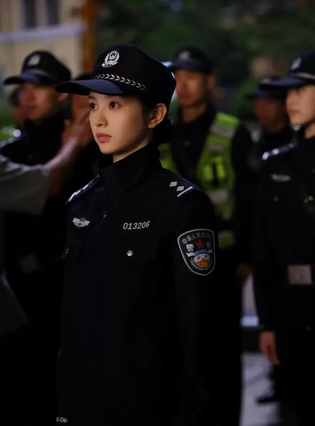 田曦薇《低智商犯罪》持枪出镜引爆热议：警校训练成角色真实感核心支撑：相关图片